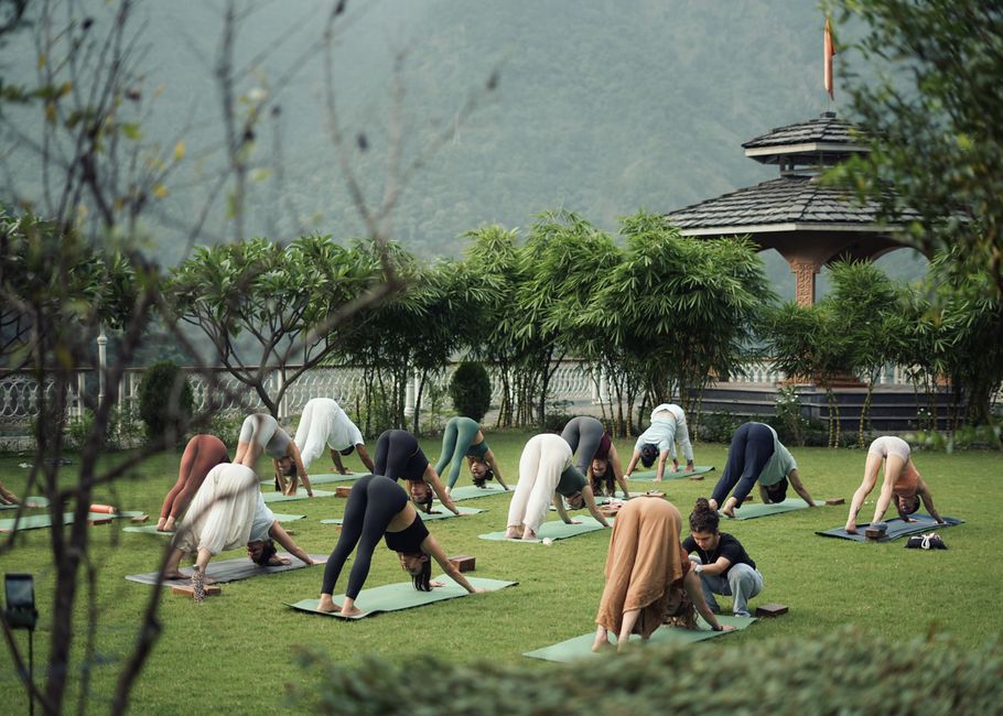 Rustieke stenen op zen-geïnspireerde yogaplek. Rustieke stenen op zen-geïnspireerde yogaplek.